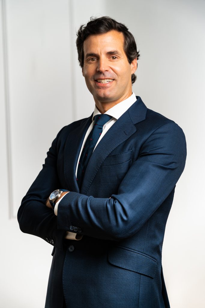 Borja Aranguren, director de Aranguren, posando con los brazos cruzados sobre fondo blanco