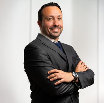 Alberto Pérez, director del Departamento Fiscal y Contable de Aranguren, sobre fondo blanco