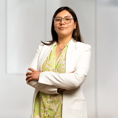 Katty Cabello, consultora senior en fiscalidad y contabilidad de Aranguren, posando sobre fondo blanco