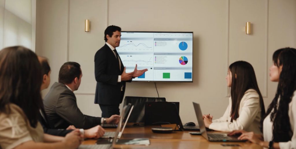 Equipo de ARANGUREN reunido en una presentación